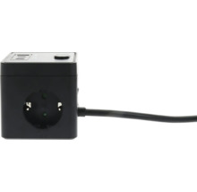 Schwarzer Steckdosenwürfel mit einer Steckdose, USB-Anschlüssen und Stromkabel.