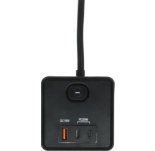 Schwarze Ladestation mit Netzkabel, einem USB-A-Anschluss QC 18 Watt, zwei USB-C-Anschlüssen PD 20 Watt und einem Ein- und Ausschalter.