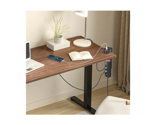 Schreibtisch Steckdosenleiste mit USB Anschlüssen an einem Holztisch in einem hellen organisierten Arbeitszimmer mit Laptop und Lampe.