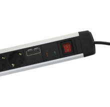 Steckdosenleiste mit zwei USB-Ladebuchsen, beleuchtetem Wippschalter und Funktionsanzeigen.