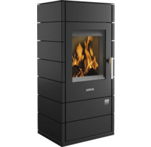 Schwarzer Kaminofen von Justus mit Sichtfenster und brennendem Holzfeuer.