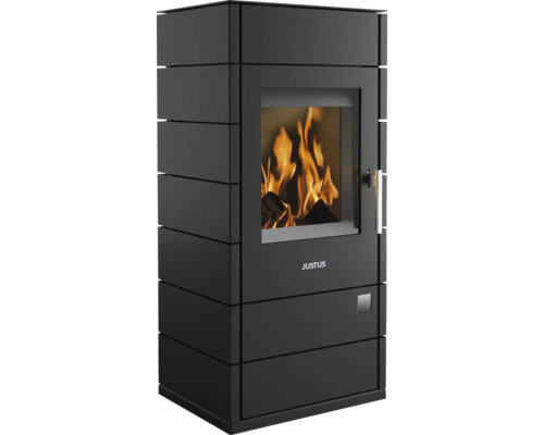 Schwarzer Kaminofen von Justus mit Sichtfenster und brennendem Holzfeuer.