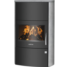 Justus Kaminofen mit schwarzem Stahlkorpus, Natursteinverkleidung und brennendem Holzfeuer hinter Glas.