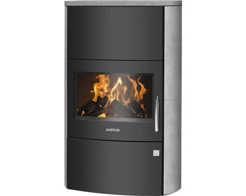 Justus Kaminofen mit schwarzem Stahlkorpus, Natursteinverkleidung und brennendem Holzfeuer hinter Glas.