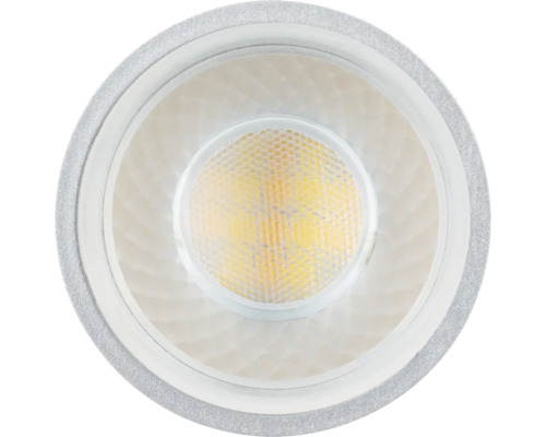 Frontansicht eines LED Reflektor-Leuchtmittels mit strukturierter Linse und rundem silbernen Rand.
