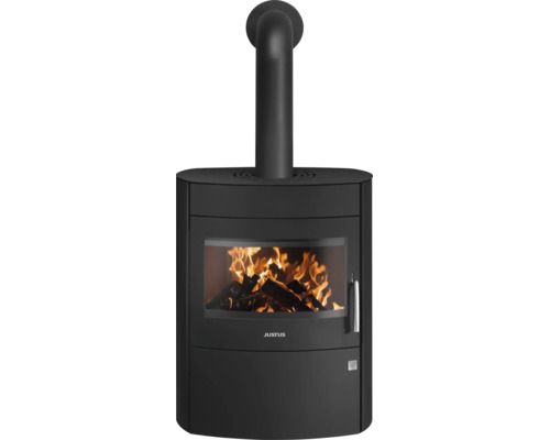 Kaminofen Justus in Schwarz mit brennendem Holzfeuer, Sichtscheibe und Rauchrohranschluss oben.
