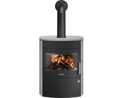 Kaminofen von Justus mit Steinverkleidung, Glasscheibe mit brennendem Feuer und schwarzem Ofenrohr.