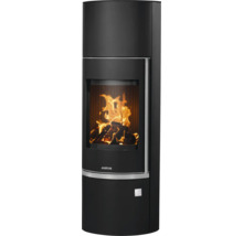 Justus Kaminofen in Schwarz mit gewölbter Glasscheibe, vertikalem Griff und brennendem Holzfeuer.