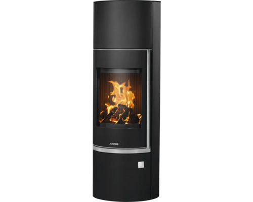 Justus Kaminofen in Schwarz mit gewölbter Glasscheibe, vertikalem Griff und brennendem Holzfeuer.