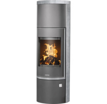 Justus Kaminofen mit Natursteinverkleidung und brennendem Feuer hinter einer großen Glasscheibe.