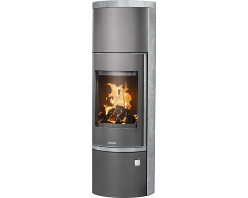 Justus Kaminofen mit Natursteinverkleidung und brennendem Feuer hinter einer großen Glasscheibe.