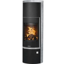 Justus Kaminofen rund mit Natursteinverkleidung und brennendem Feuer im Sichtfenster.