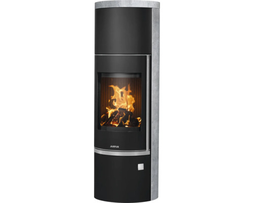 Justus Kaminofen rund mit Natursteinverkleidung und brennendem Feuer im Sichtfenster.