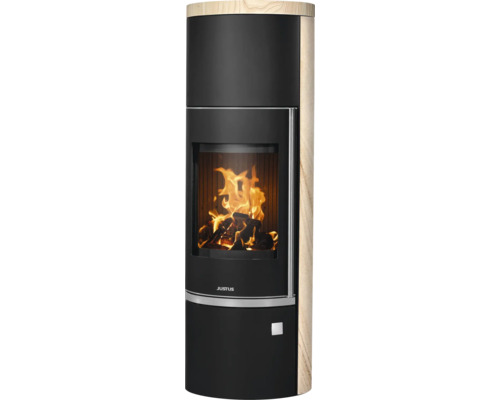 Zylindrischer Kaminofen von Justus mit Sandsteinverkleidung und brennendem Holzfeuer hinter der Glasscheibe.