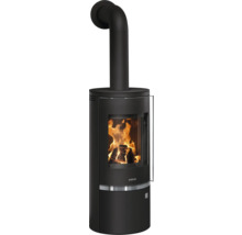 Justus Kaminofen in Schwarz mit Sichtscheibe, brennendem Holzfeuer und schwarzem Ofenrohr.