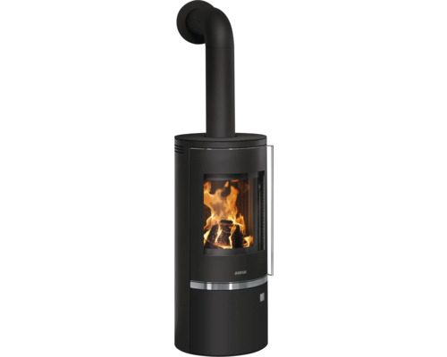 Justus Kaminofen in Schwarz mit Sichtscheibe, brennendem Holzfeuer und schwarzem Ofenrohr.