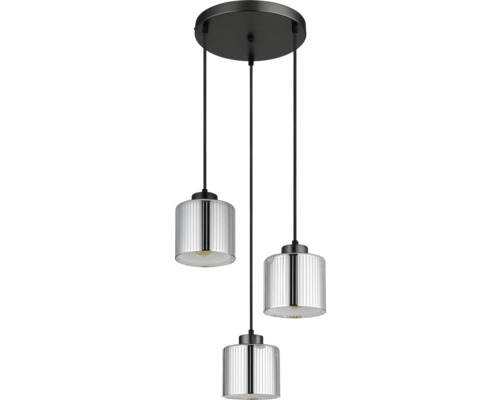 Dreiflammige Pendelleuchte mit runder schwarzer Deckenhalterung und drei zylindrischen Schirmen aus geriffeltem Glas in Chrom.