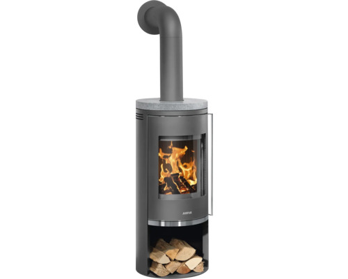 Justus Kaminofen in Anthrazit mit Steinplatte oben, brennendem Holzfeuer hinter Glas und integriertem Holzfach mit Holzscheiten.