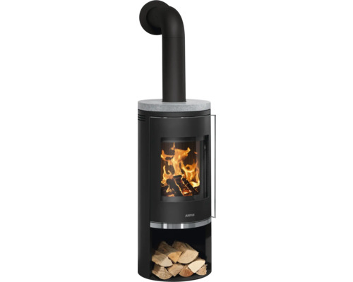 Justus Kaminofen mit Steinplatte, Sichtscheibe mit Feuer, integriertem Holzfach und Justus Logo.