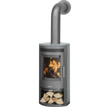 Justus Kaminofen mit Specksteinverkleidung, Sichtscheibe mit brennendem Feuer, Ofenrohr und Holzfach mit Brennholz.