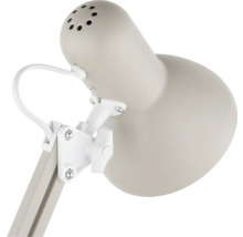 Verstellbare Schreibtischlampe aus Metall in Beige mit weißem Gelenk und Lüftungslöchern am Lampenkopf.