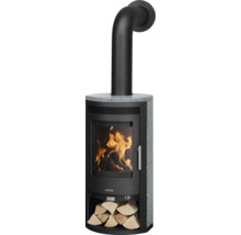 Justus Kaminofen mit Specksteinverkleidung, Sichtscheibe mit loderndem Feuer, schwarzem Ofenrohr und Holzfach mit Holzscheiten.