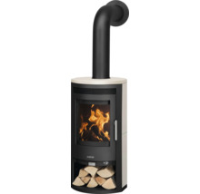 Justus Kaminofen mit Sichtscheibe, brennendem Feuer, schwarzem Ofenrohr und integriertem Holzfach mit Holzscheiten.