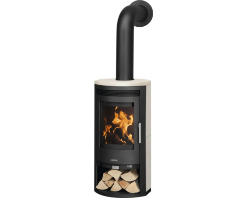 Justus Kaminofen mit Sichtscheibe, brennendem Feuer, schwarzem Ofenrohr und integriertem Holzfach mit Holzscheiten.