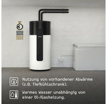 Warmwasser-Wärmepumpe in einem Keller neben einer Gefriertruhe zur Nutzung von Abwärme, Auszeichnung German Design Award Gold 2025.