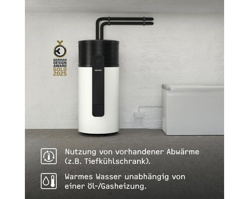 Warmwasser-Wärmepumpe in einem Keller neben einer Gefriertruhe zur Nutzung von Abwärme, Auszeichnung German Design Award Gold 2025.