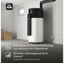 Warmwasser-Wärmepumpe in einem hellen Kellerraum mit Rohrleitungen und Stromanschluss. Symbole für Photovoltaik-Nutzung und SG Ready Logo.