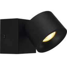 Schwarzer Wandspot aus Metall mit neigbarem zylindrischem Leuchtenkopf und warmem Licht.