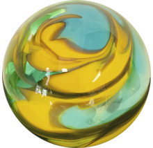 Dekorative Glaskugel mit gelben und blauen Farbeinschlüssen.