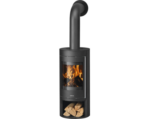 Justus Kaminofen in Schwarz mit großem Sichtfenster, brennendem Holzfeuer, Abgasrohr oben und integriertem Holzfach mit Holzscheiten.