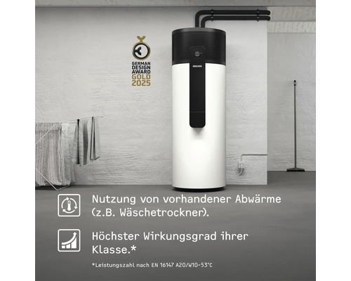 Stiebel Eltron Brauchwasserwärmepumpe im hellen Hauswirtschaftsraum mit Wäscheständer, nutzt Abwärme effizient. German Design Award Gold 2025.