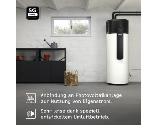Warmwasser-Wärmepumpe in hellem Keller mit SG Ready Siegel, Hinweisen zu Photovoltaik-Anbindung und leisem Betrieb.