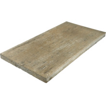 Beige rechteckige Terrassenplatte aus Beton mit strukturierter Oberfläche in Natursteinoptik.