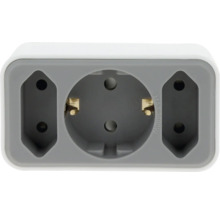 Mehrfachstecker-Adapter in Weiß und Grau mit einer Schutzkontakt-Steckdose und zwei Euro-Steckdosen, maximal 3680 Watt.