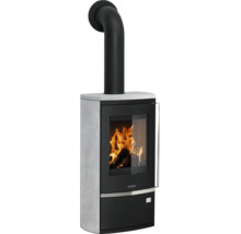 Justus Kaminofen mit Specksteinverkleidung, Sichtscheibe mit brennendem Holzfeuer und schwarzem Ofenrohr.