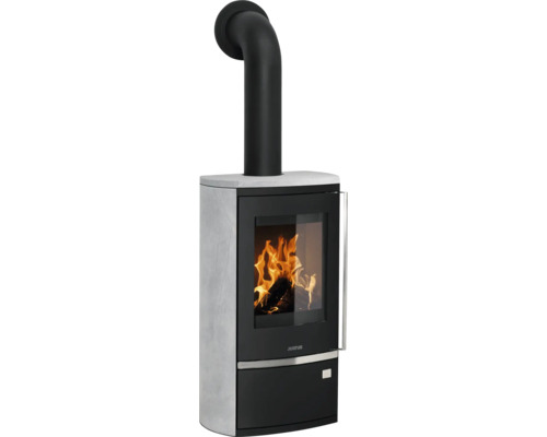 Justus Kaminofen mit Specksteinverkleidung, Sichtscheibe mit brennendem Holzfeuer und schwarzem Ofenrohr.