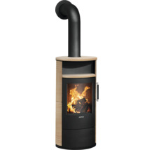Justus Kaminofen in Schwarz mit Sandsteinverkleidung und brennendem Holzfeuer hinter der Glasscheibe.