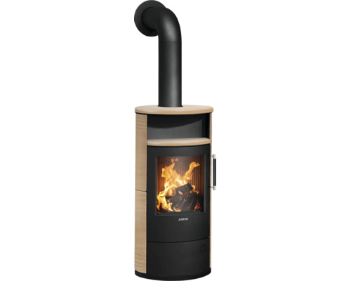 Justus Kaminofen in Schwarz mit Sandsteinverkleidung und brennendem Holzfeuer hinter der Glasscheibe.