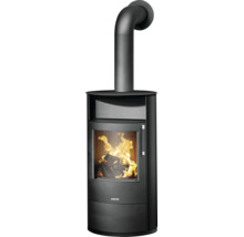 Justus Kaminofen aus schwarzem Stahl mit rundem Korpus, Sichtscheibe mit brennendem Holzfeuer, Warmhaltefach und Rauchrohranschluss.