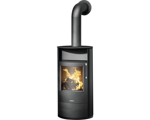 Justus Kaminofen aus schwarzem Stahl mit rundem Korpus, Sichtscheibe mit brennendem Holzfeuer, Warmhaltefach und Rauchrohranschluss.