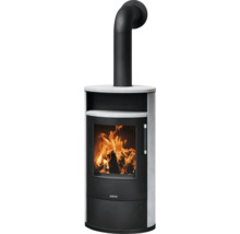 Justus Kaminofen mit Natursteinverkleidung, Sichtscheibe mit brennendem Holzfeuer und schwarzem Ofenrohr.