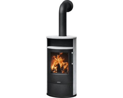 Justus Kaminofen mit Natursteinverkleidung, Sichtscheibe mit brennendem Holzfeuer und schwarzem Ofenrohr.