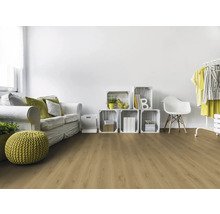 Modernes helles Wohnzimmer mit Bodenbelag in Eichenoptik, weißem Sofa, gestapelten Holzkisten als Regal und weißem Stuhl.