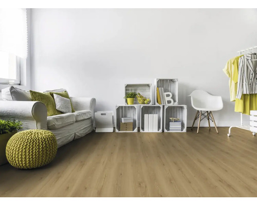 Modernes helles Wohnzimmer mit Bodenbelag in Eichenoptik, weißem Sofa, gestapelten Holzkisten als Regal und weißem Stuhl.