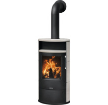 Justus Kaminofen mit Steinverkleidung, Sichtscheibe mit brennendem Holzfeuer und schwarzem Ofenrohr.