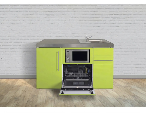 Moderne Miniküche mit lindgrünen Fronten, Edelstahl-Arbeitsplatte, Spüle, Einbau-Mikrowelle und offenem Geschirrspüler auf hellem Holzboden.